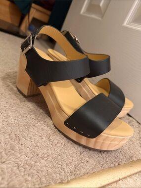 Nisolo Black Leather Platform Sandal with Wood Heel